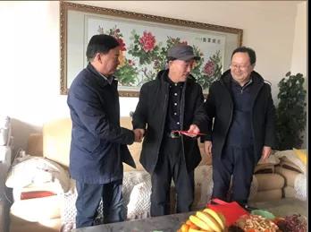 敦煌種業(yè)領導看望慰問公司老干部、老黨員及困難黨員職工