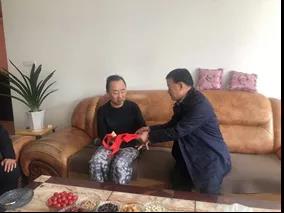 敦煌種業(yè)領導看望慰問公司老干部、老黨員及困難黨員職工