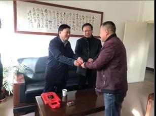 敦煌種業(yè)領導看望慰問公司老干部、老黨員及困難黨員職工